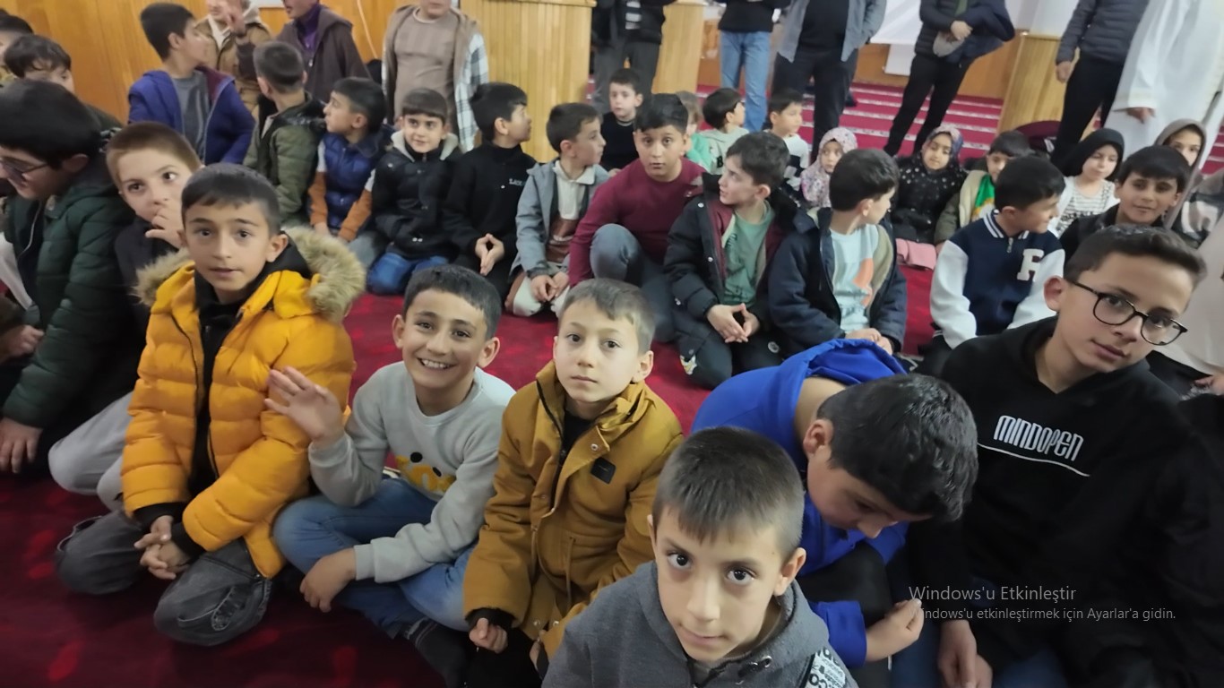 Teravihe gelen çocuklara imamdan ikramlar
Teravihe gelen çocuklara imamdan ikramlar