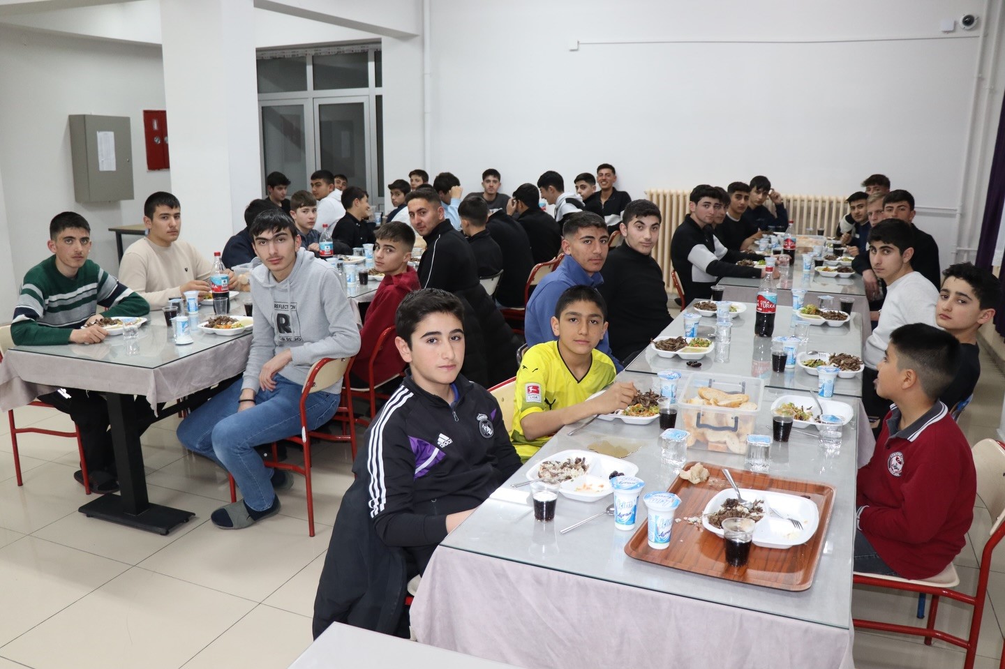 Tercan Kaymakamı öğrencilerle iftar sofrasında
