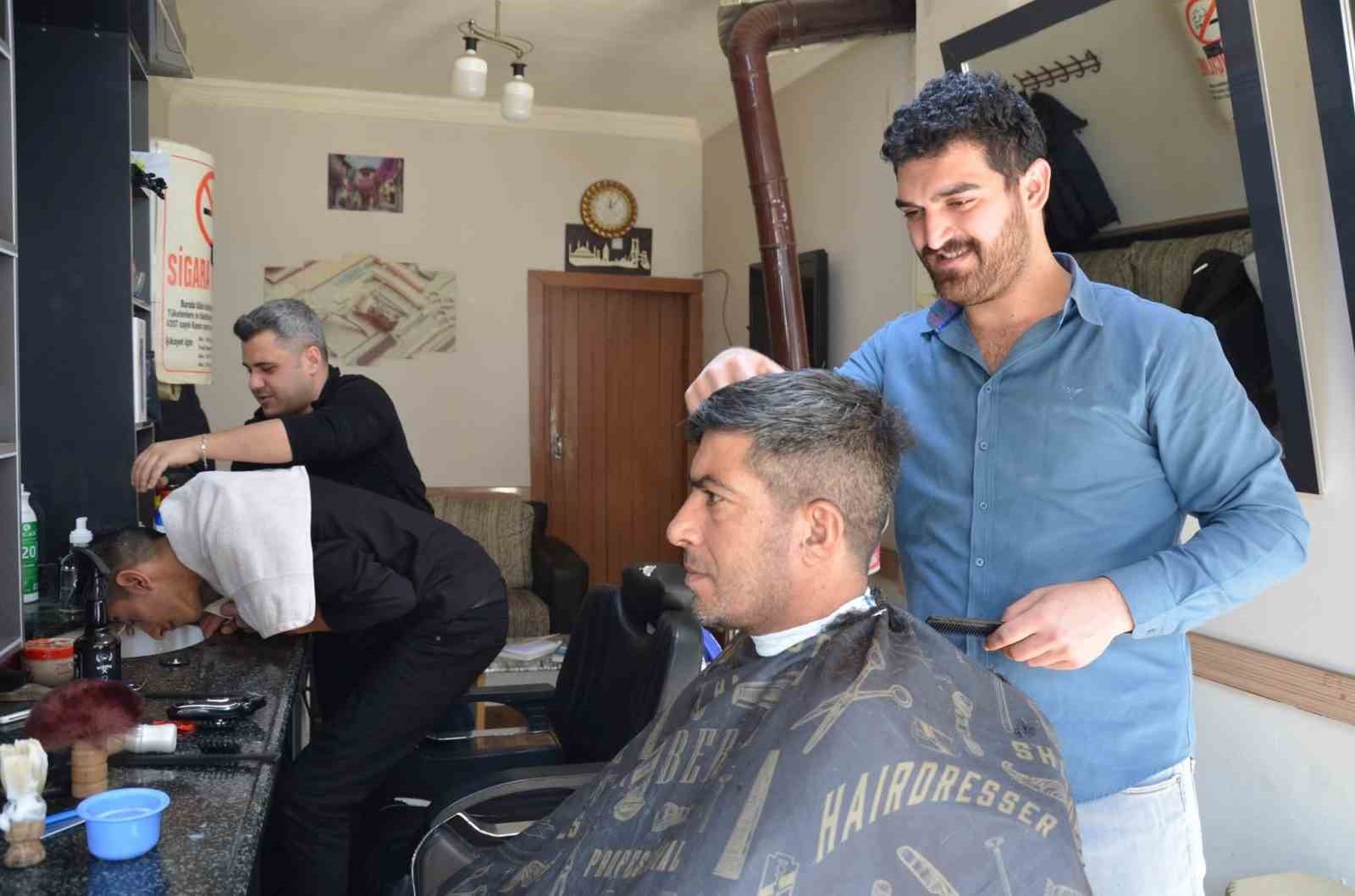 Tercan’da berberlerde bayram yoğunluğu
