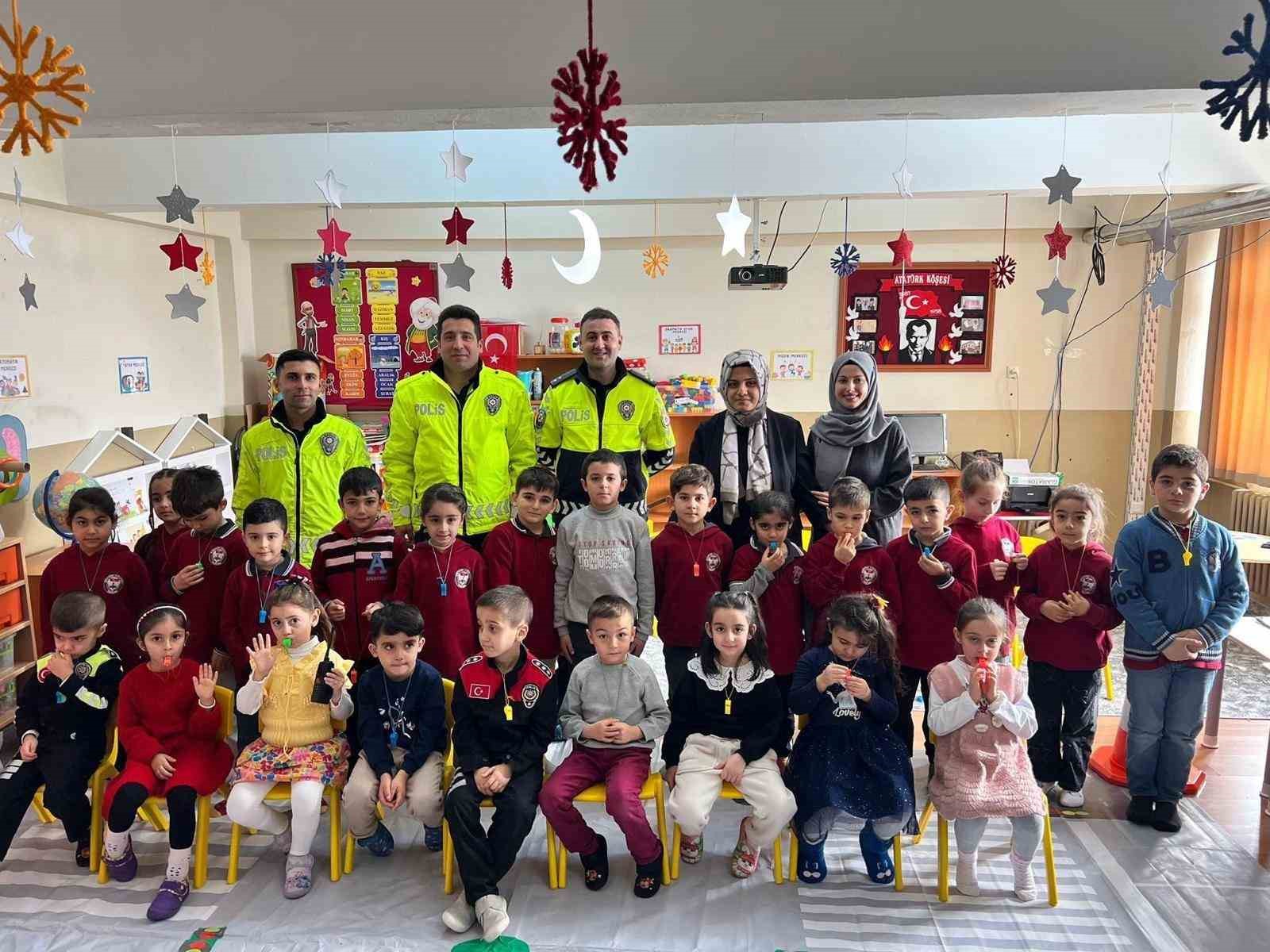 Tercan’da öğrencilere trafik eğitimi
