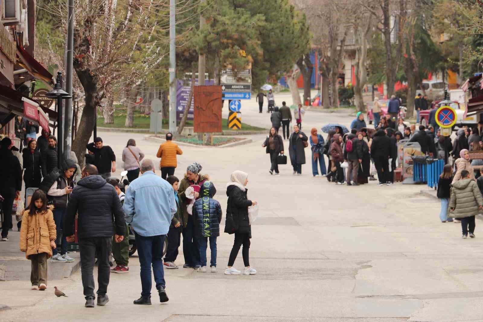 Termometreler düştü, kalabalık azalmadı: Eskişehir’de hafta sonu yoğunluğu
