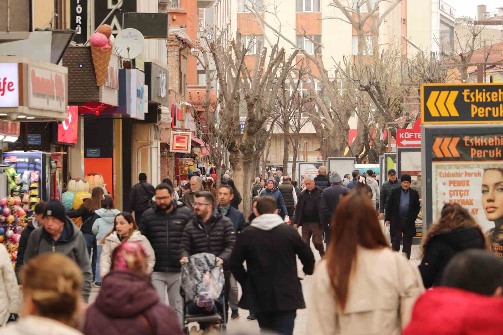 Termometreler düştü, kalabalık azalmadı: Eskişehir’de hafta sonu yoğunluğu
