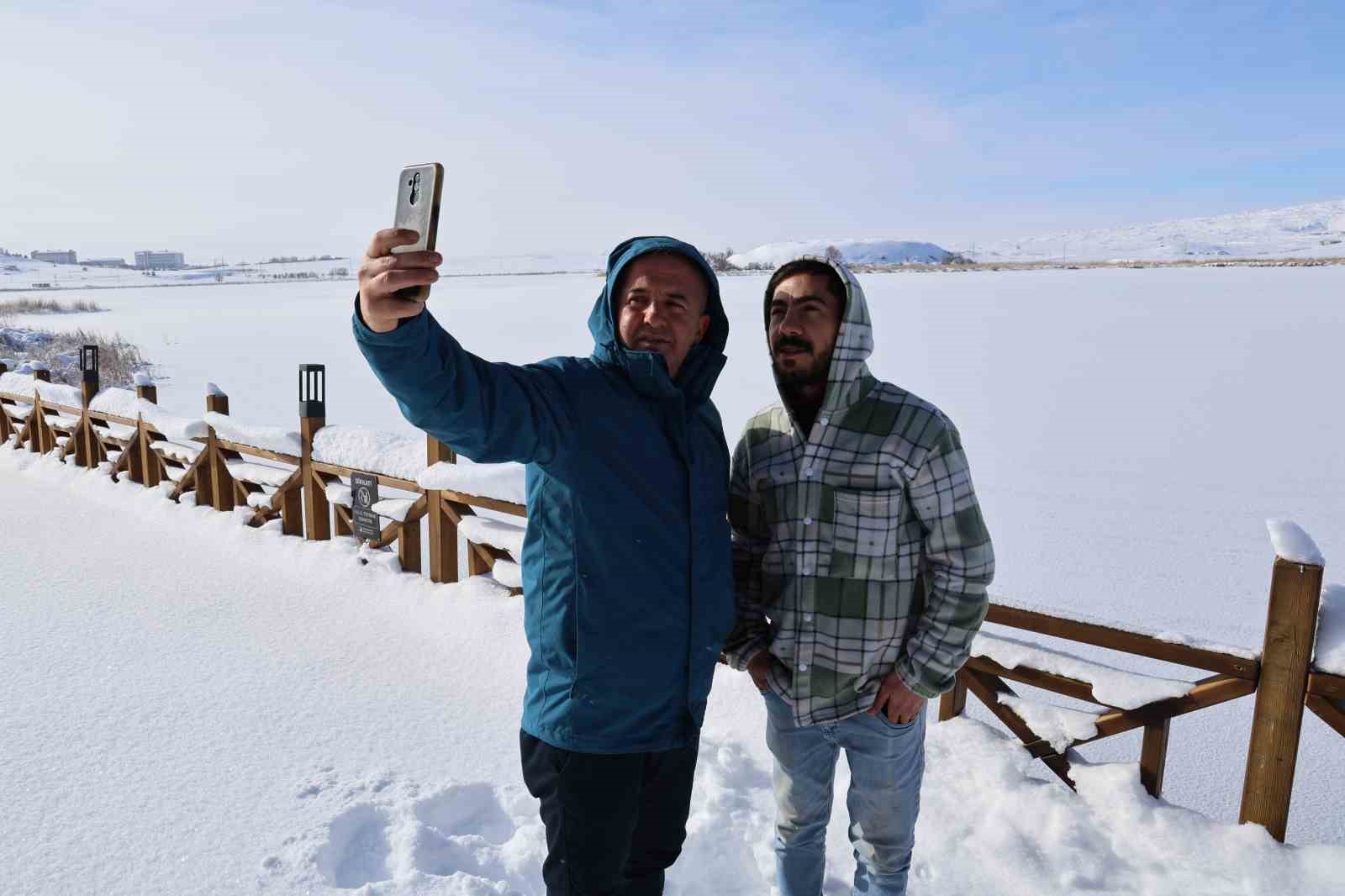 Termometreler eksi 21’i gösterdi, Hafik Gölü tamamen dondu
