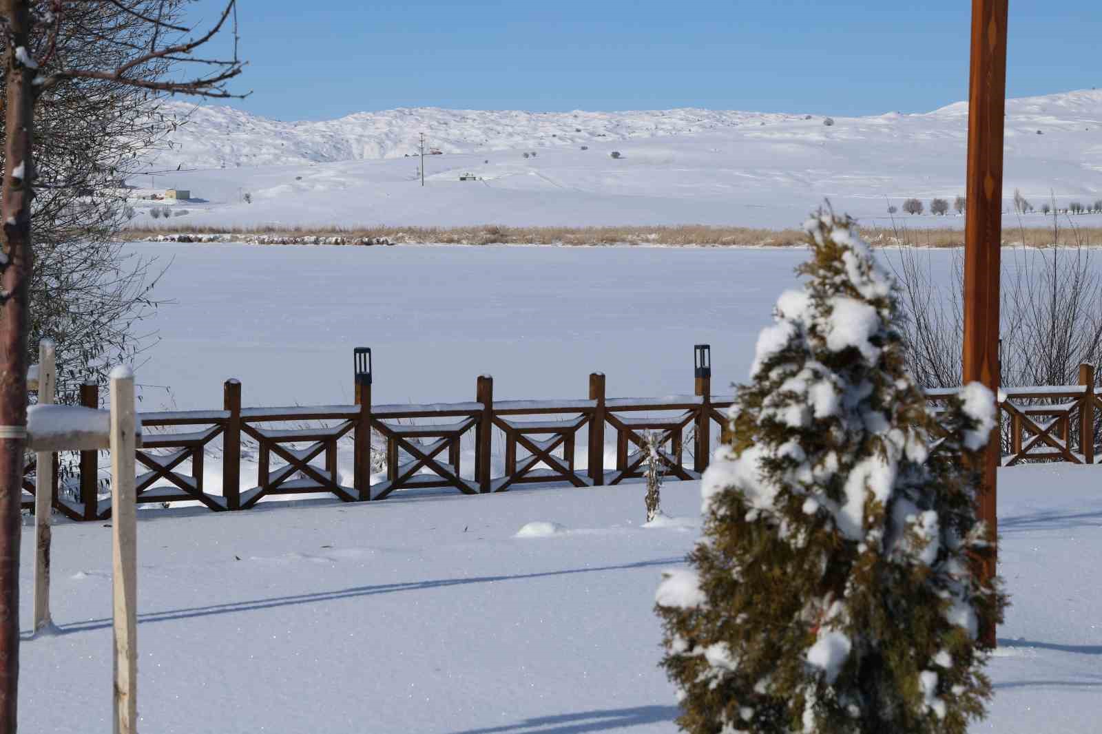 Termometreler eksi 21’i gösterdi, Hafik Gölü tamamen dondu
