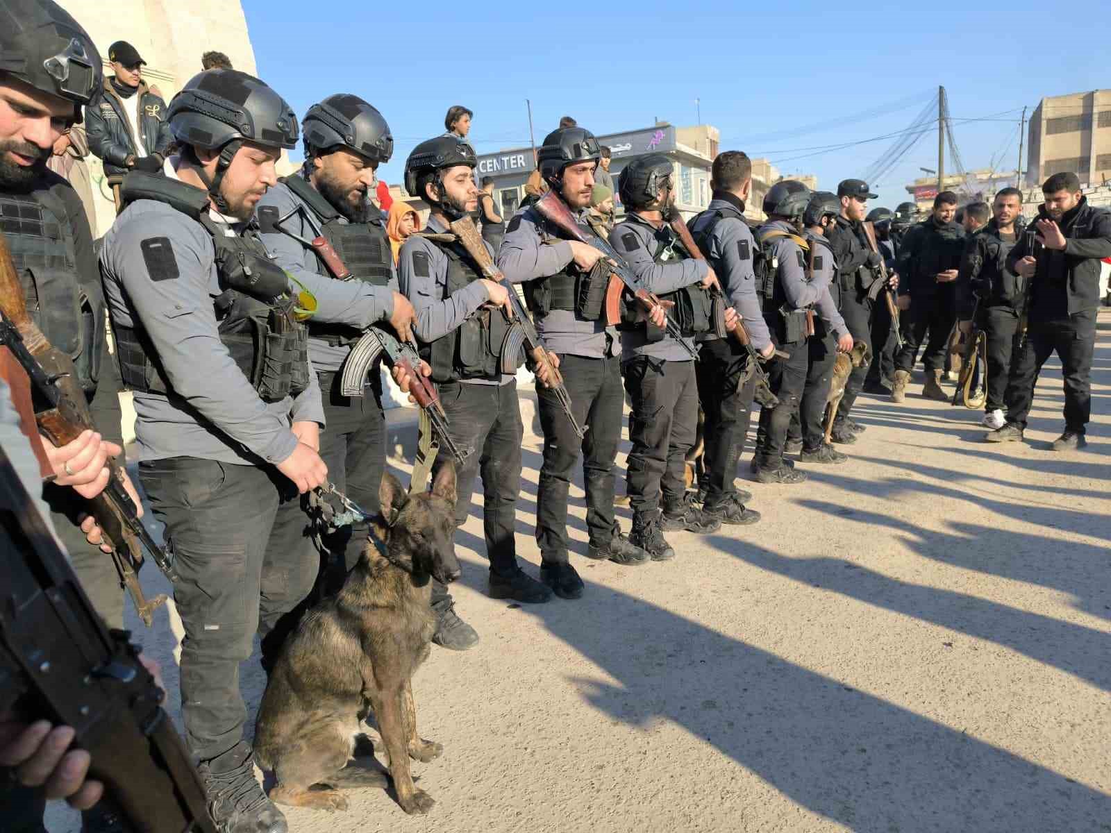 Terörden temizlenen Rakka’da özel eğitimli köpeklerle bomba arama çalışmaları
