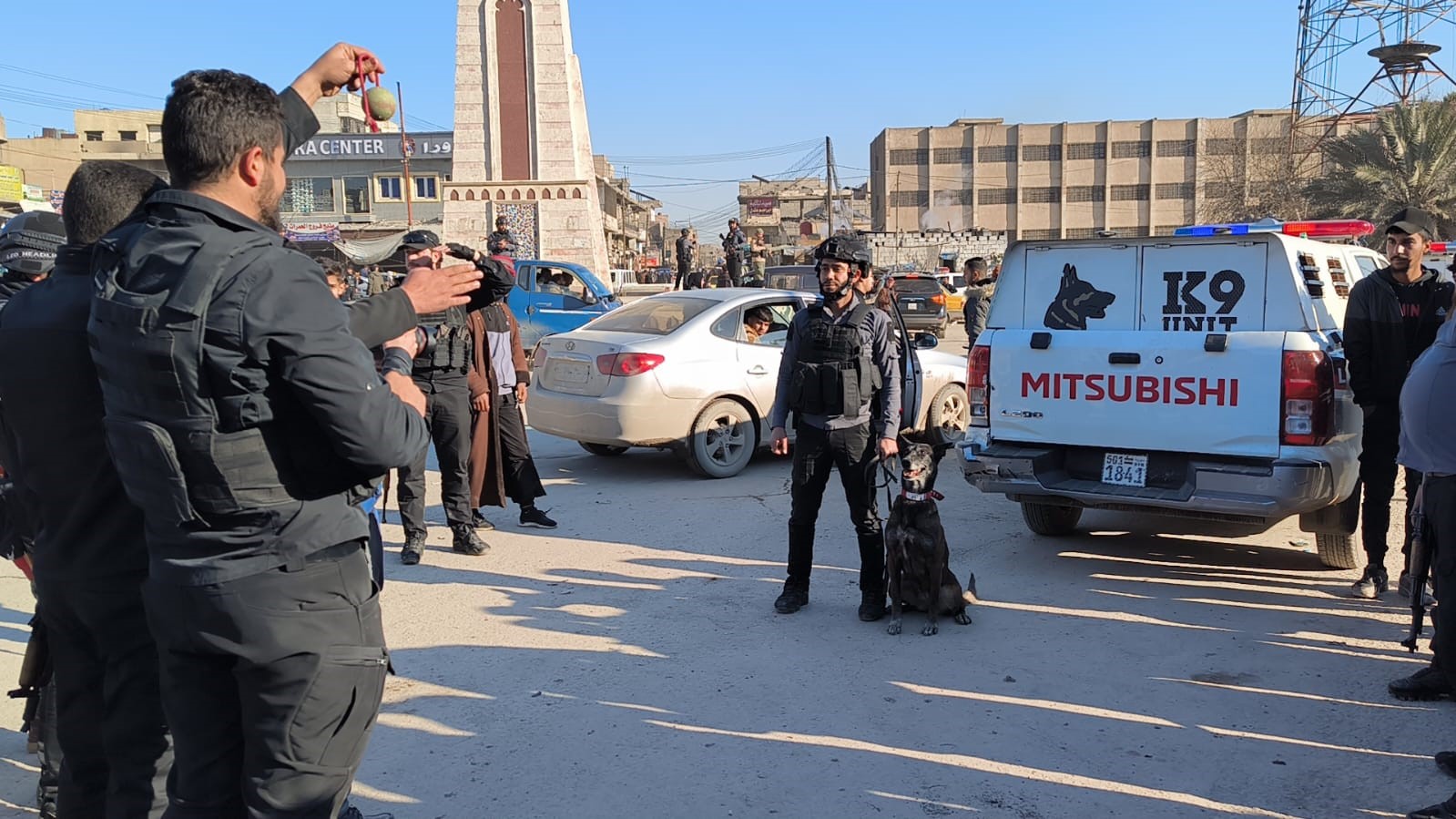 Terörden temizlenen Rakka’da özel eğitimli köpeklerle bomba arama çalışmaları
