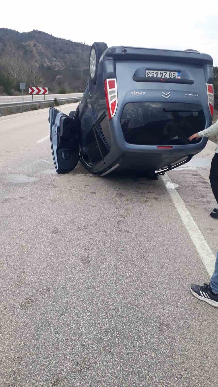 Ters dönen araçtan sağ kurtuldu
