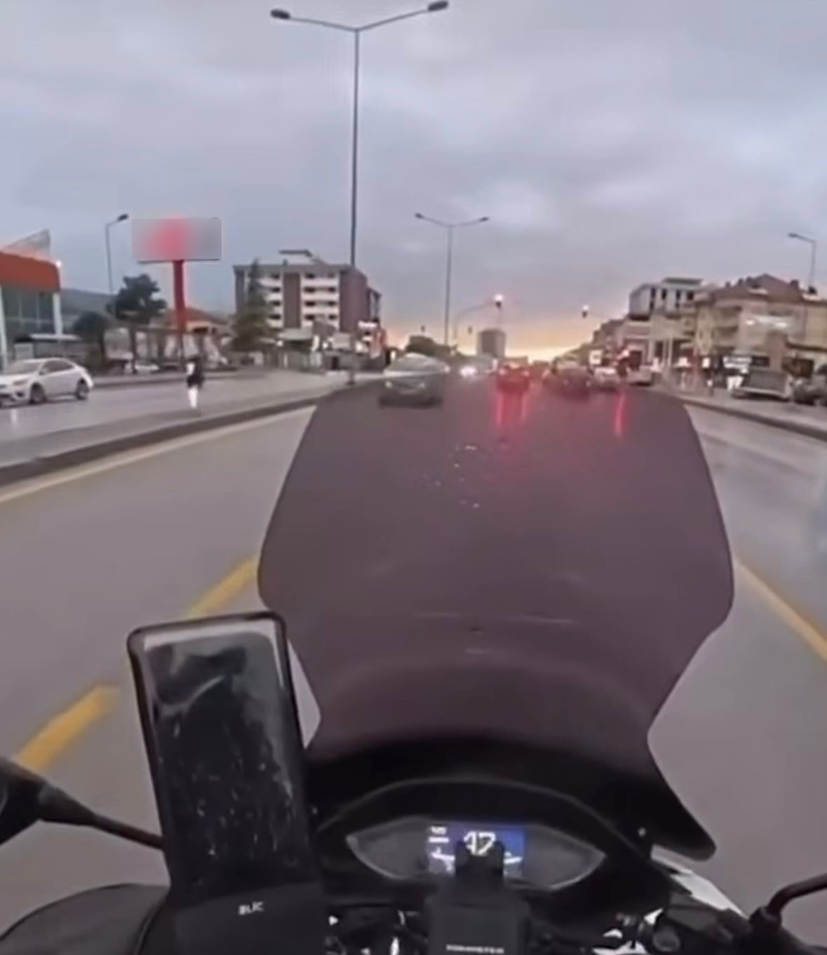 Ters yönde ilerleyen sürücü trafiği birbirine kattı
