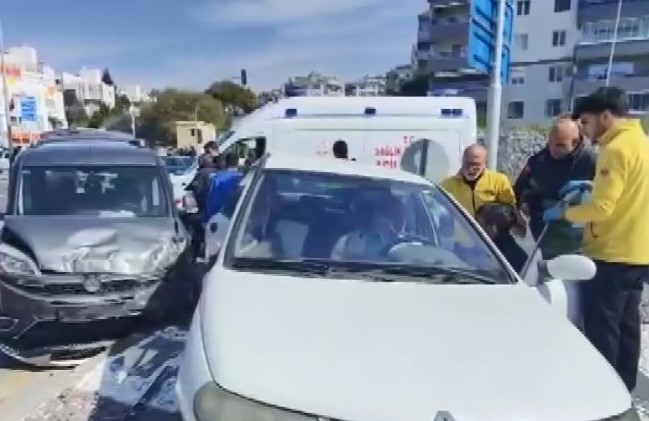 Ters yönden çıkınca kaza kaçınılmaz oldu: 2 yaralı
