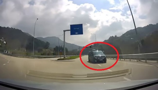 Ters yönden gelen araç faciayı böyle teğet geçti
