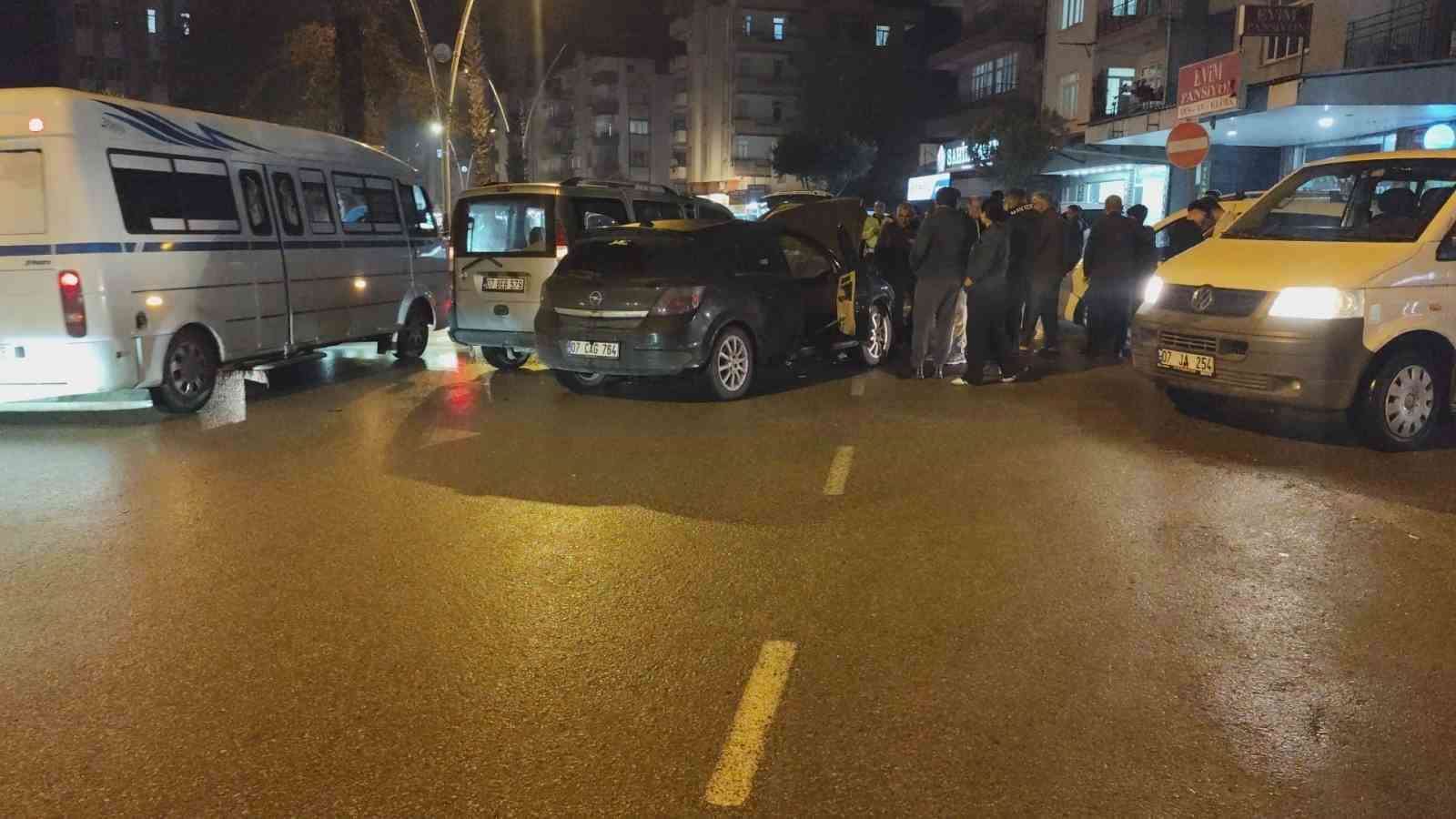 Ters yönden gelen aracın neden olduğu zincirleme kaza kamerada
