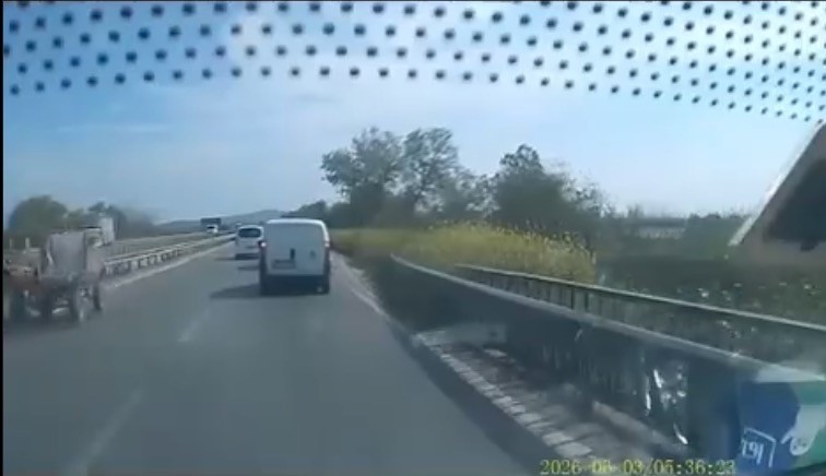 Ters yönden gelen at arabası trafiği tehlikeye attı
