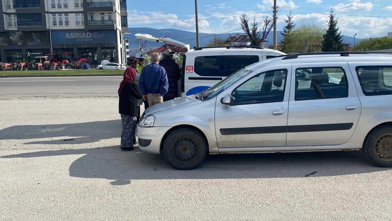 Ters yönden gelen hafif ticari araç motosikletle çarpıştı: 1 yaralı
