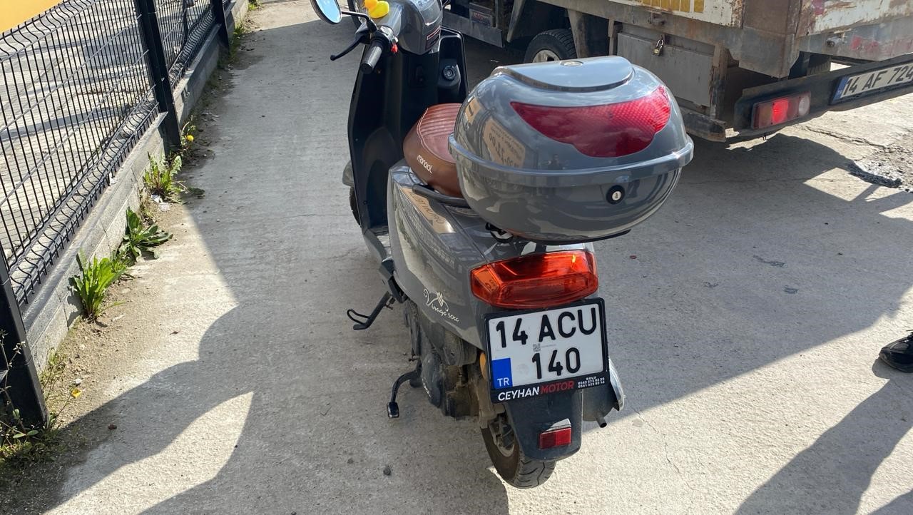 Ters yönden gelen hafif ticari araç motosikletle çarpıştı: 1 yaralı
