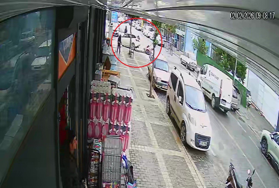 Ters yönden gelen motosikletin otomobille çarpışma anı kamerada: 1 yaralı
