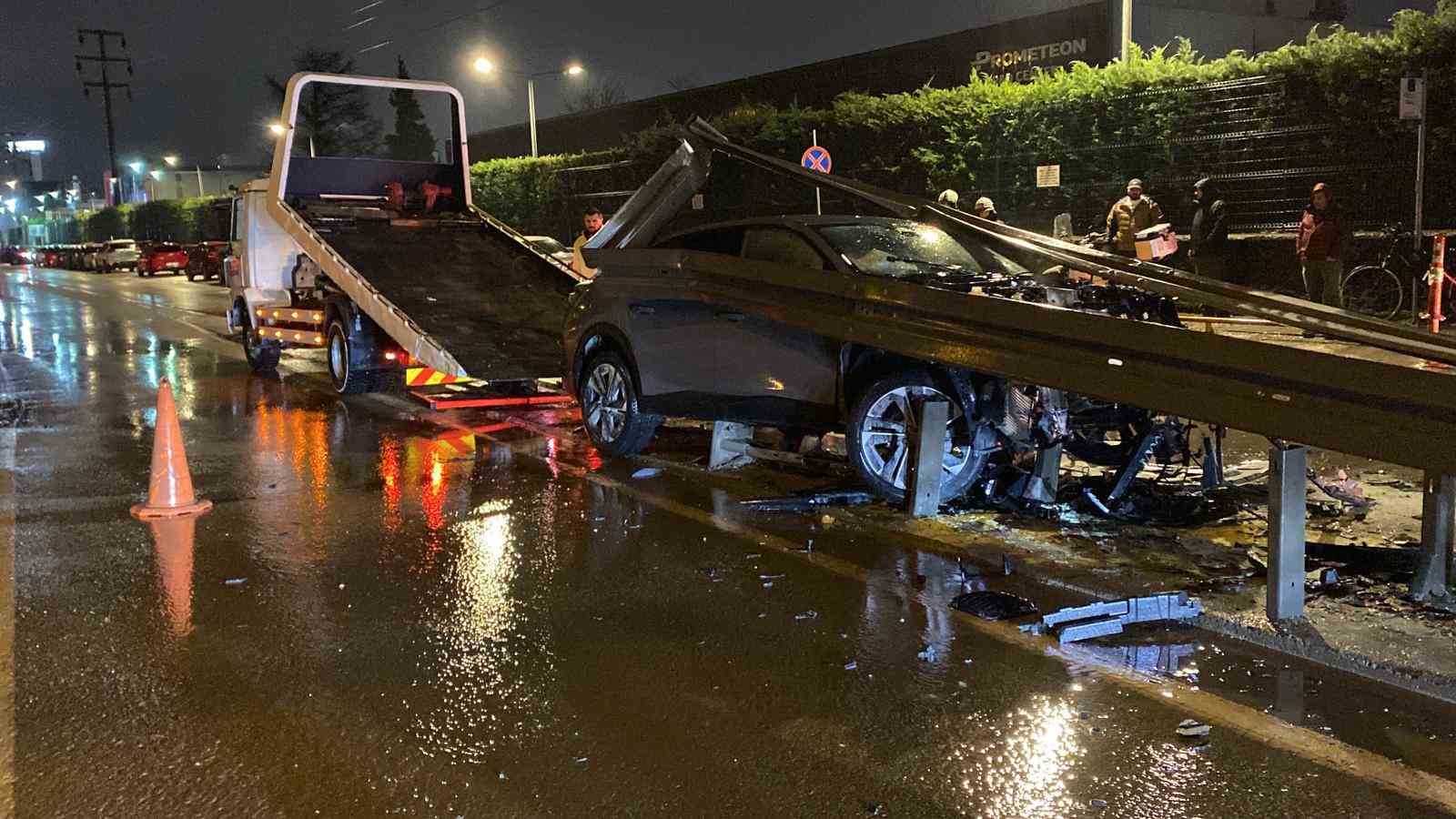 Ters yönden yola giren otomobil bariyerleri biçti: 1 yaralı
