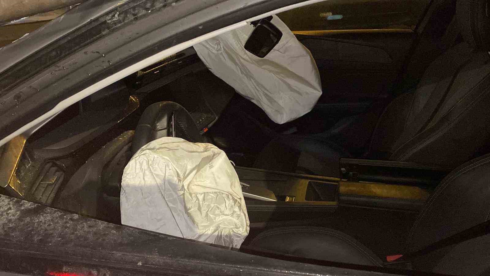 Ters yönden yola giren otomobil bariyerleri biçti: 1 yaralı
