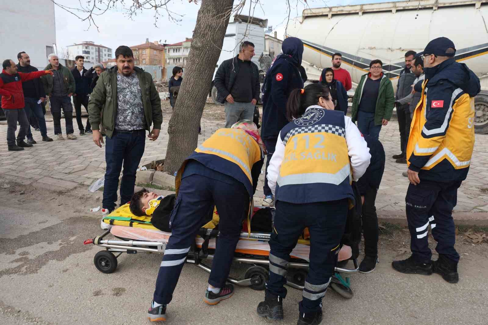 Ters yöne giren kamyonet, öğrenci servisine çarptı: 9 yaralı

