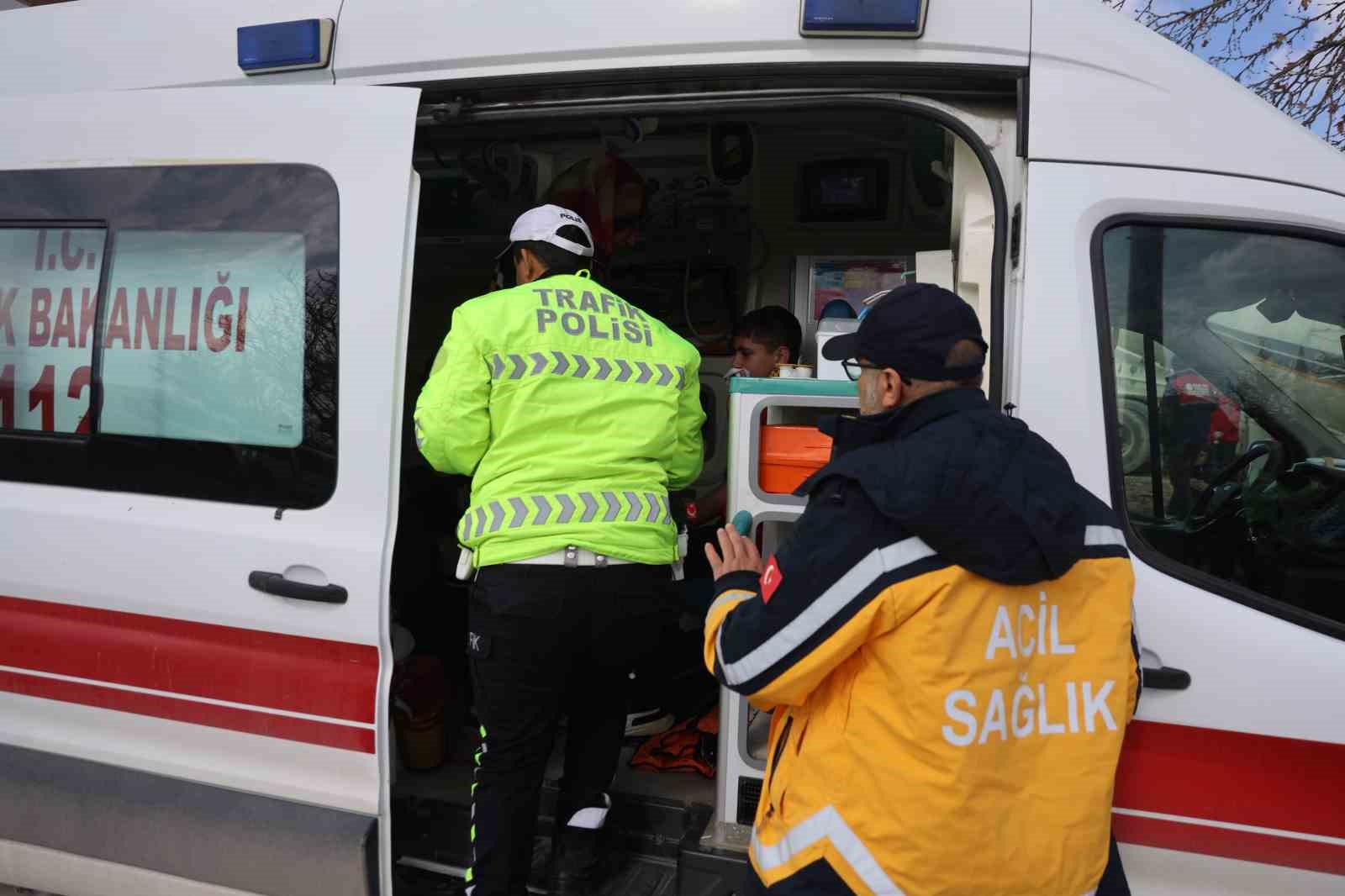 Ters yöne giren kamyonet, öğrenci servisine çarptı: 9 yaralı
