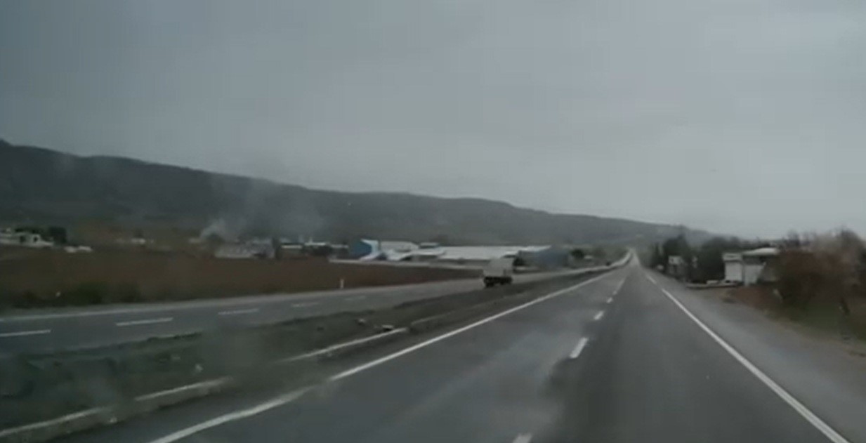 Ters yöne giren kamyonetin tehlikeli yolculuğu kameraya yansıdı
