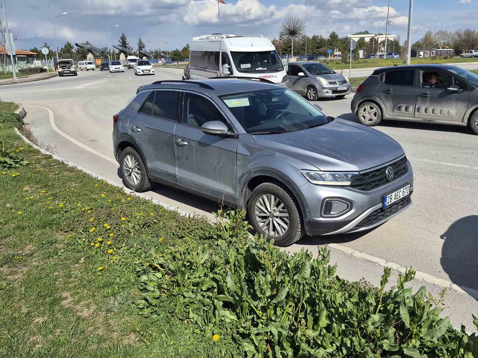 Ters yöne girmeye çalışan üç tekerlekli elektrikli araç kaza yaptı
