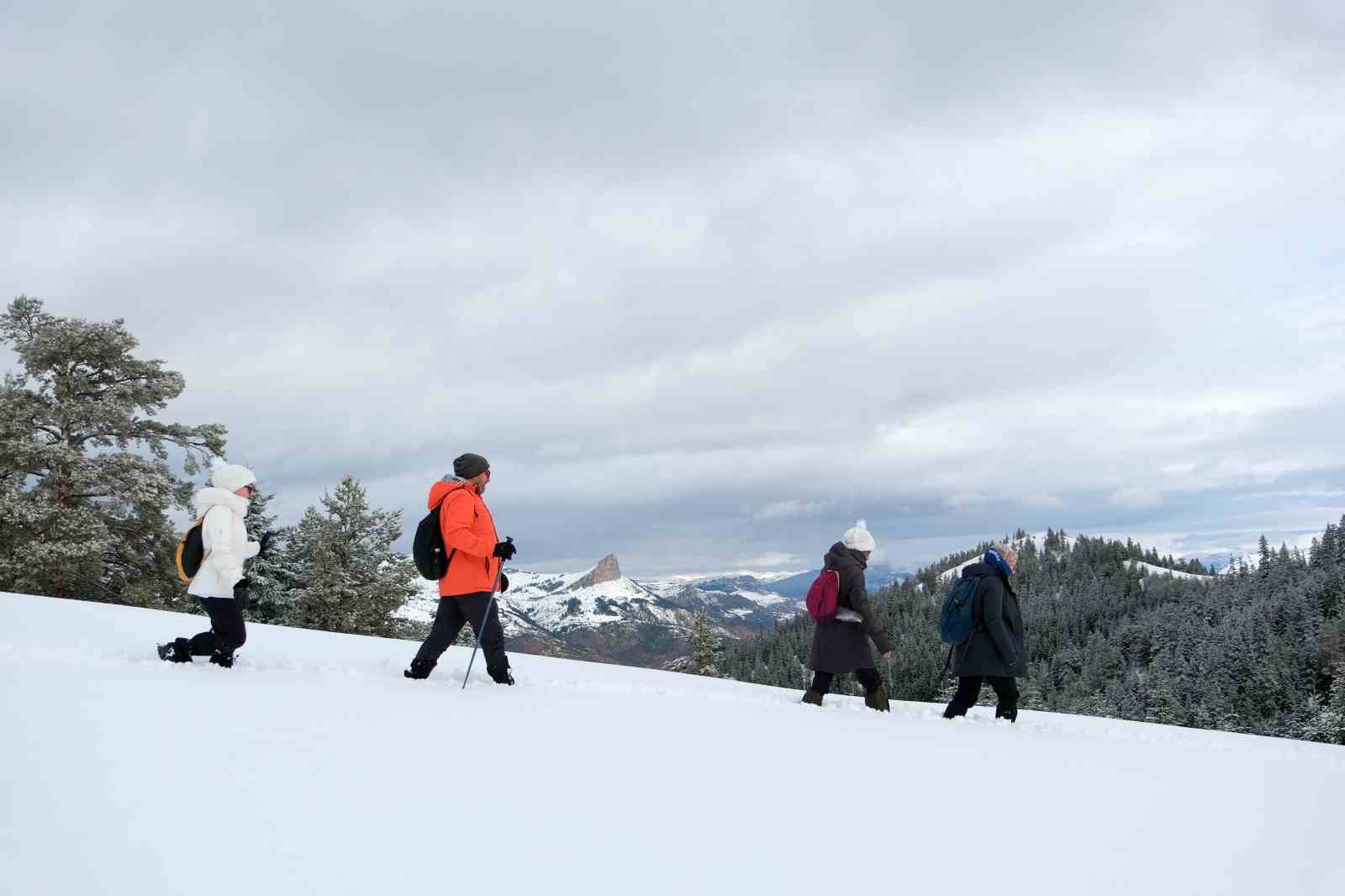 Tersun Dağı’nda zorlu kış yürüyüşü: Kar kalınlığı 1,5 metreyi buldu
