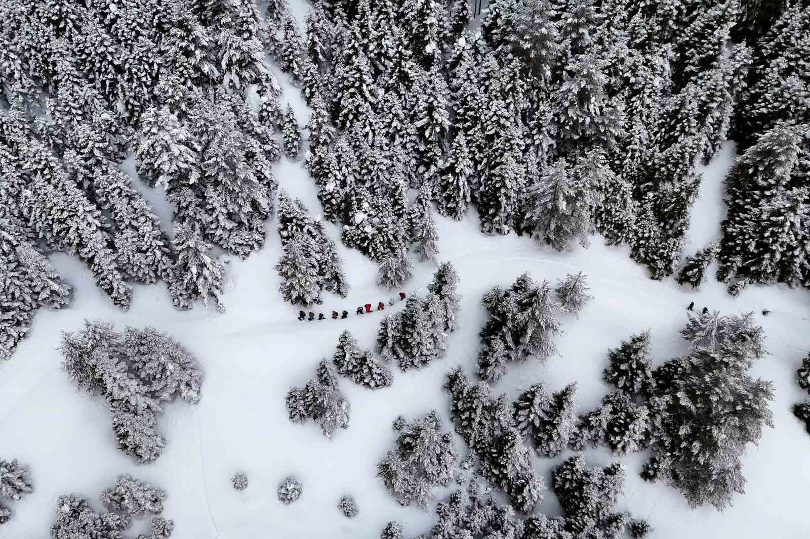 Tersun Dağı’nda zorlu kış yürüyüşü: Kar kalınlığı 1,5 metreyi buldu

