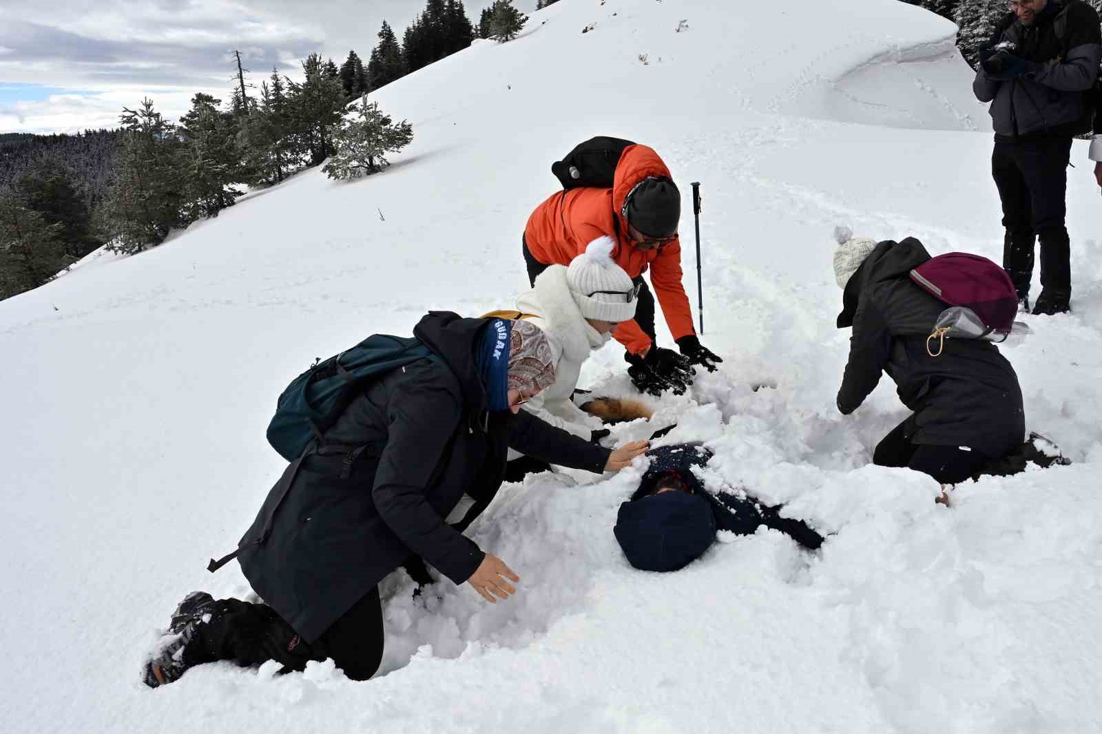 Tersun Dağı’nda zorlu kış yürüyüşü: Kar kalınlığı 1,5 metreyi buldu
