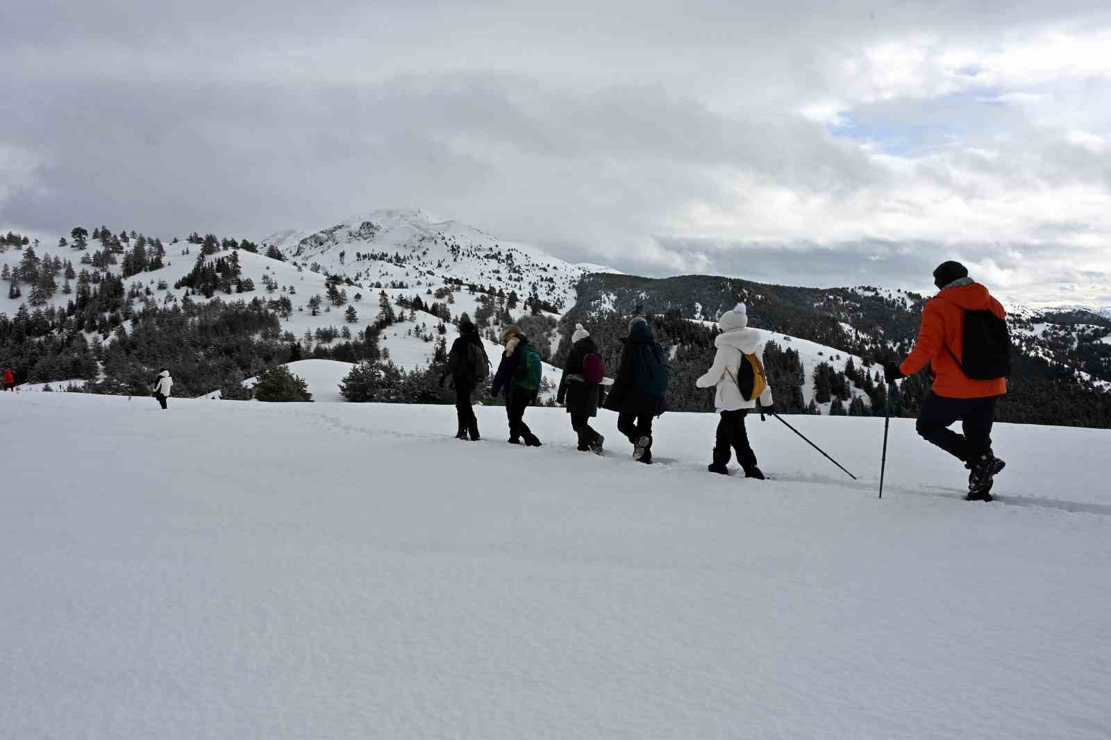 Tersun Dağı’nda zorlu kış yürüyüşü: Kar kalınlığı 1,5 metreyi buldu
