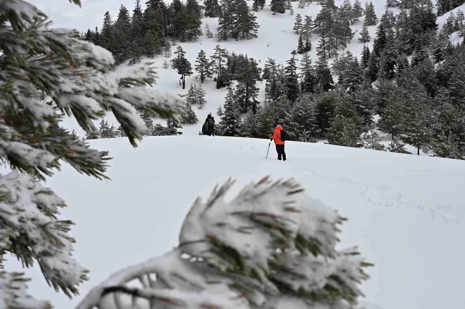 Tersun Dağı’nda zorlu kış yürüyüşü: Kar kalınlığı 1,5 metreyi buldu
