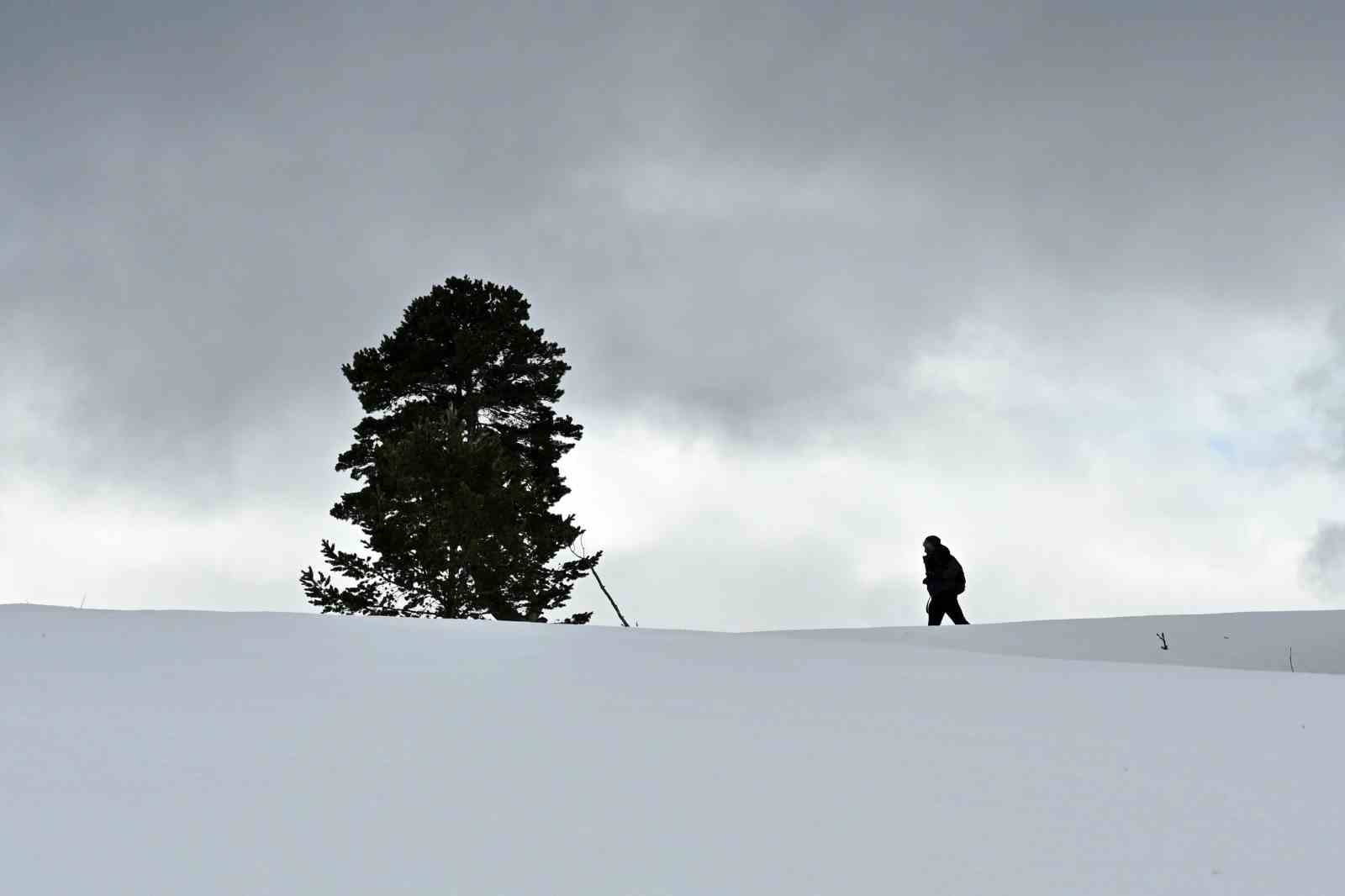Tersun Dağı’nda zorlu kış yürüyüşü: Kar kalınlığı 1,5 metreyi buldu

