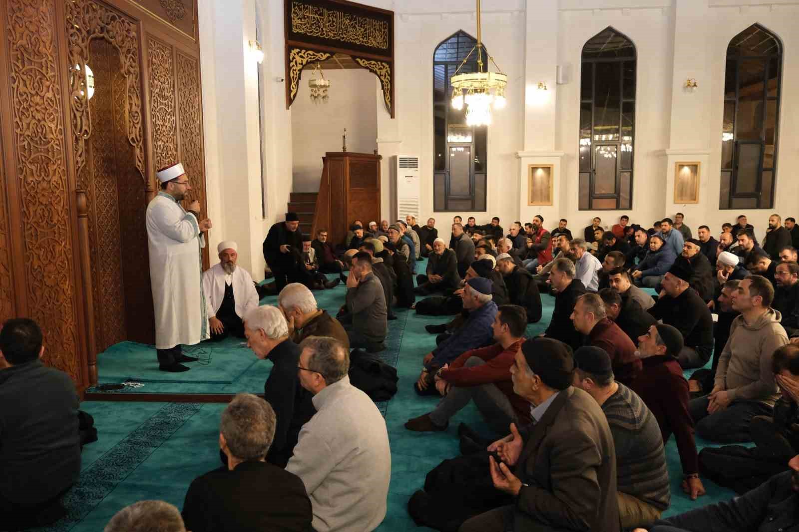 Terzibaba Mezarlığı Külliye Camii’nde Berat Kandili programı düzenlendi
