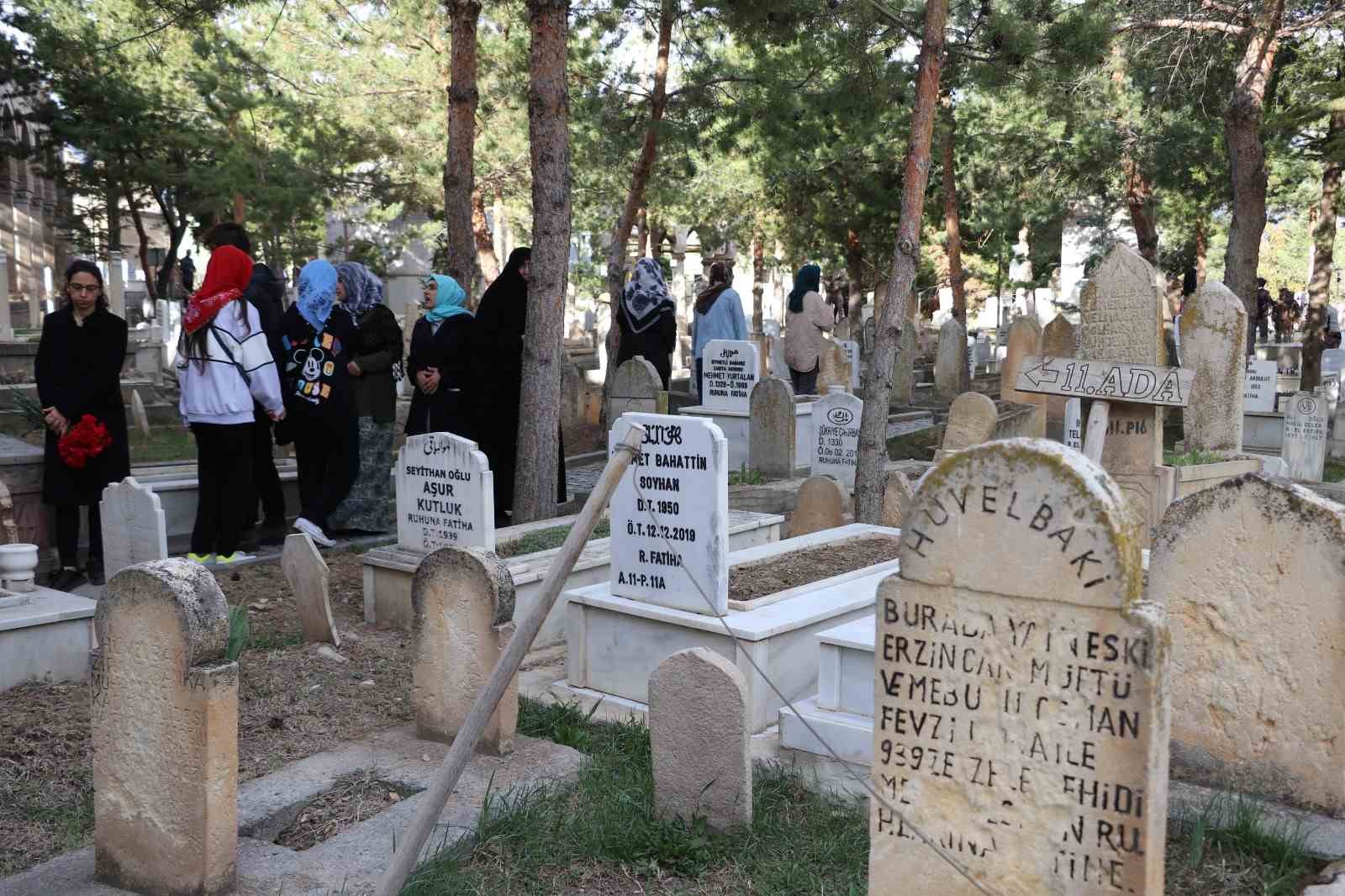 Terzibaba Mezarlığı’nda arife günü yoğunluğu
