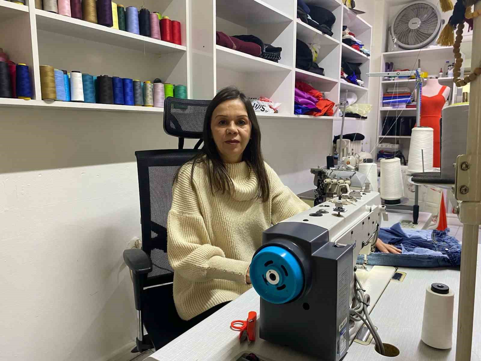 Terzilerde ‘fiyat’ ve ‘çırak’ çıkmazı: "Tadilat parası fazla çıktığı için ‘Tadilat yaptıracağıma yenisini alırım’ diyorlar"
Terzilerde ‘fiyat’ ve ‘çırak’ çıkmazı: "Tadilat parası fazla çıktığı için ‘Tadilat yaptıracağıma yenisini alırım’ diyorlar"