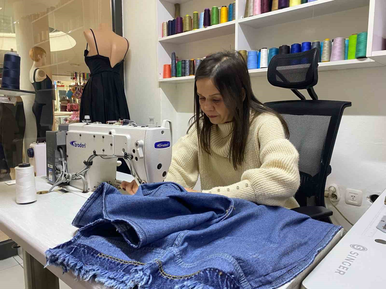 Terzilerde ‘fiyat’ ve ‘çırak’ çıkmazı: "Tadilat parası fazla çıktığı için ‘Tadilat yaptıracağıma yenisini alırım’ diyorlar"
Terzilerde ‘fiyat’ ve ‘çırak’ çıkmazı: "Tadilat parası fazla çıktığı için ‘Tadilat yaptıracağıma yenisini alırım’ diyorlar"