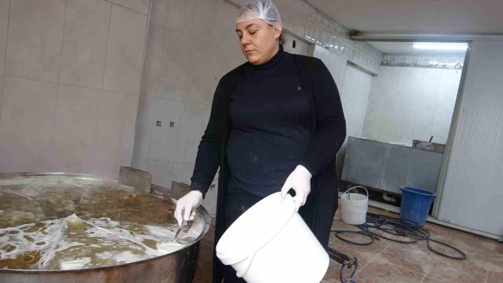 Tescilli lezzet kabak tatlısı depremzede ailenin ellerinde lezzet buluyor
