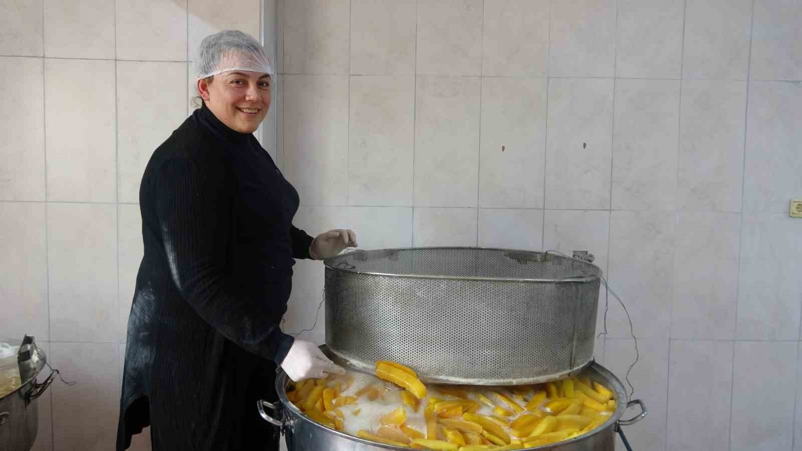 Tescilli lezzet kabak tatlısı depremzede ailenin ellerinde lezzet buluyor
