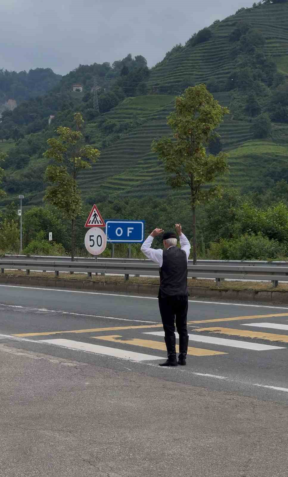 Tesise gelen tur otobüsleri ve minibüsleri adeta uçak yönlendirme görevlisi gibi karşılıyor
