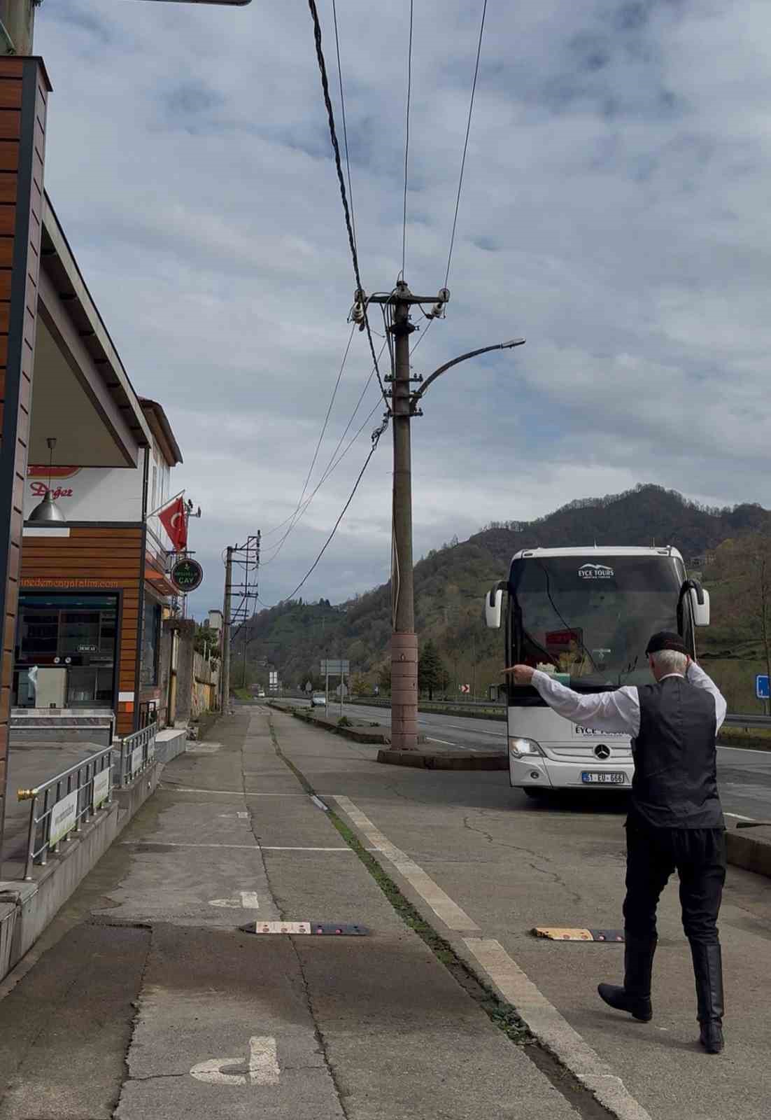 Tesise gelen tur otobüsleri ve minibüsleri adeta uçak yönlendirme görevlisi gibi karşılıyor
