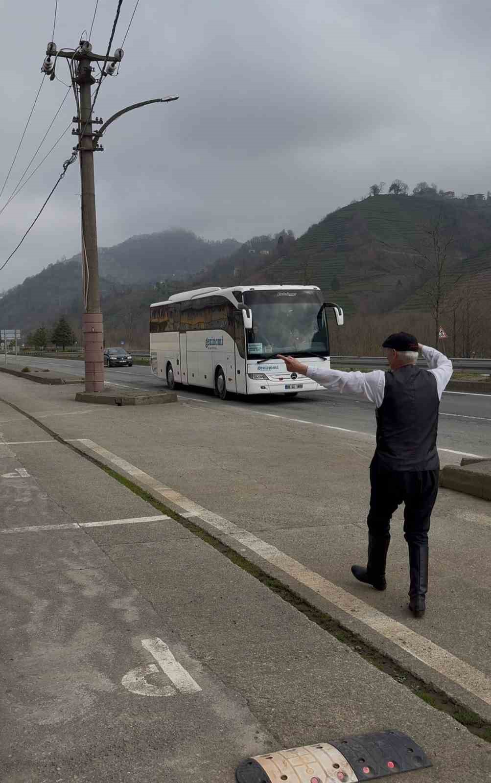 Tesise gelen tur otobüsleri ve minibüsleri adeta uçak yönlendirme görevlisi gibi karşılıyor
