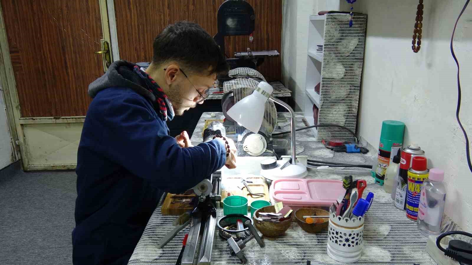 Tespih meraklısı genç hobisini ustalığa dönüştürdü
