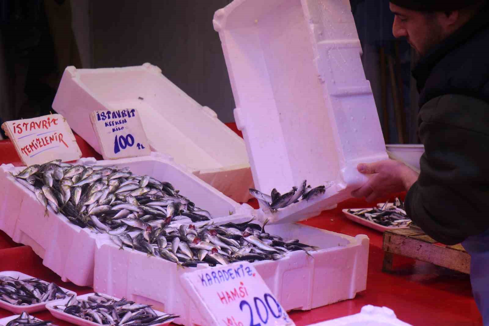 Tezgahlar istavritle doldu: Fiyatlar dibi gördü
Tezgahlar istavritle doldu: Fiyatlar dibi gördü