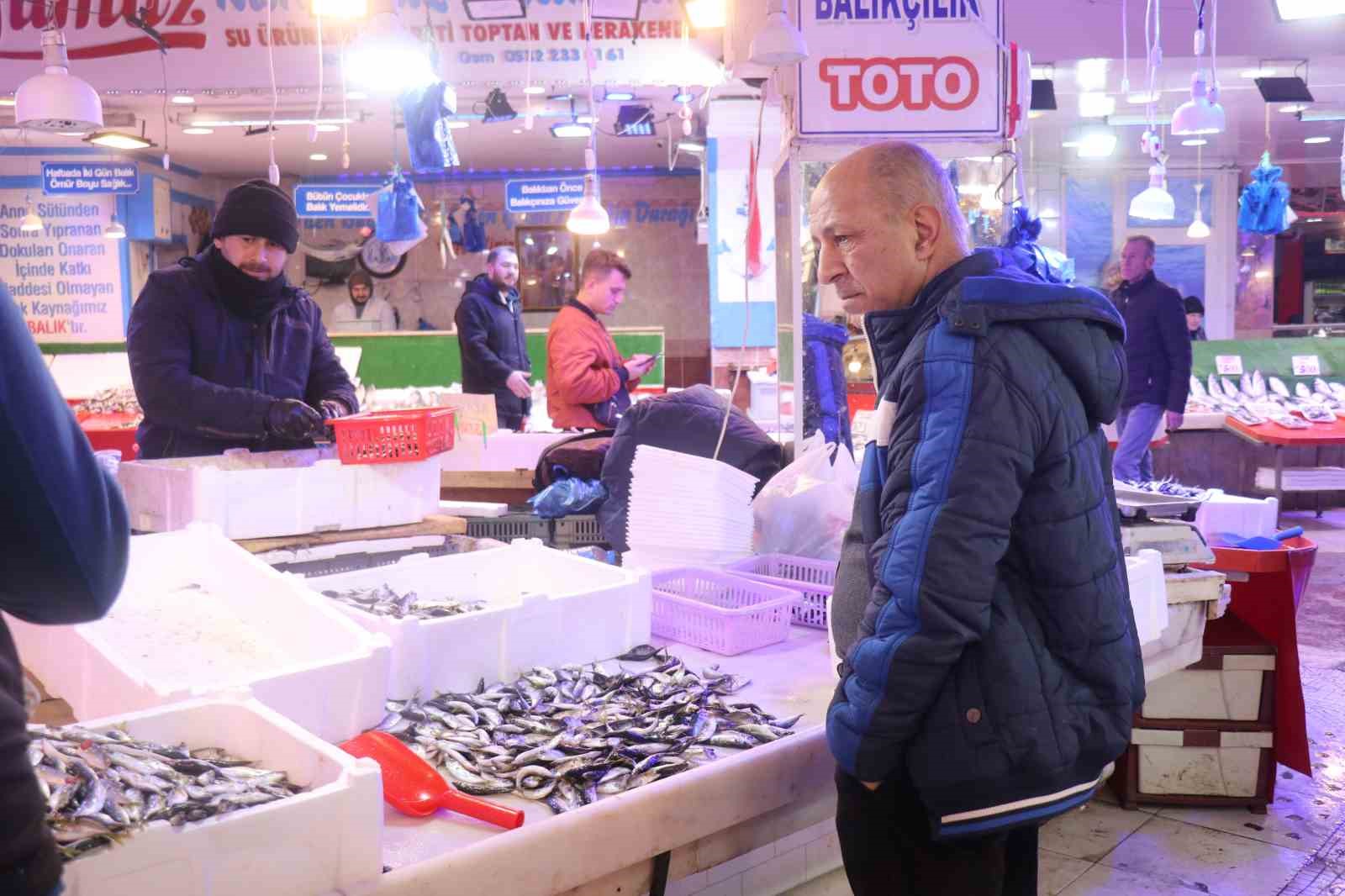 Tezgahlar istavritle doldu: Fiyatlar dibi gördü
Tezgahlar istavritle doldu: Fiyatlar dibi gördü