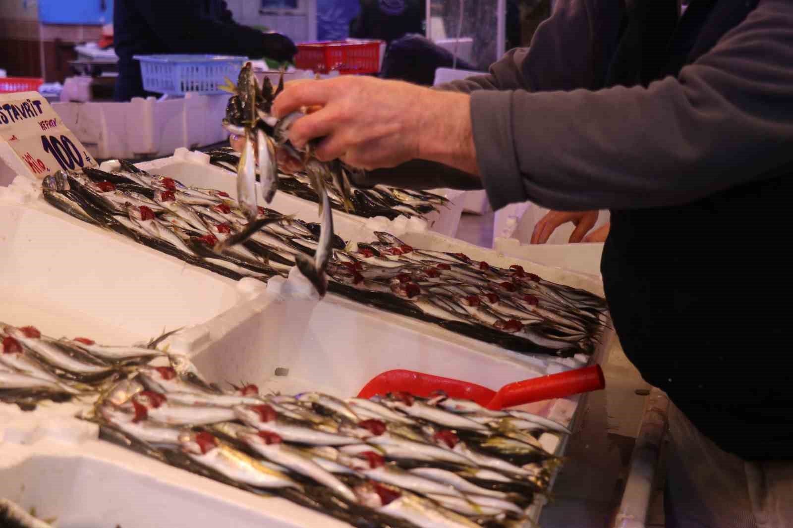 Tezgahlar istavritle doldu: Fiyatlar dibi gördü
Tezgahlar istavritle doldu: Fiyatlar dibi gördü