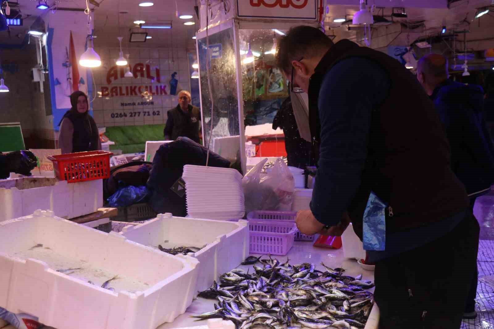 Tezgahlar istavritle doldu: Fiyatlar dibi gördü
Tezgahlar istavritle doldu: Fiyatlar dibi gördü