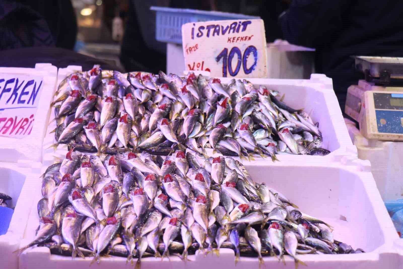 Tezgahlar istavritle doldu: Fiyatlar dibi gördü
Tezgahlar istavritle doldu: Fiyatlar dibi gördü