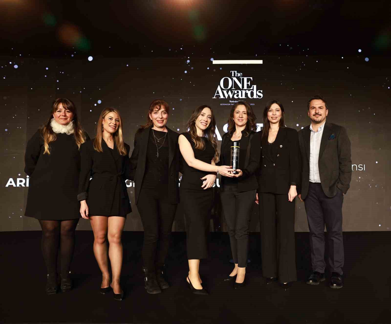 The ONE Awards’ta bilgisayar kategorisinde "Yılın İtibarlı Markası" ödülü
