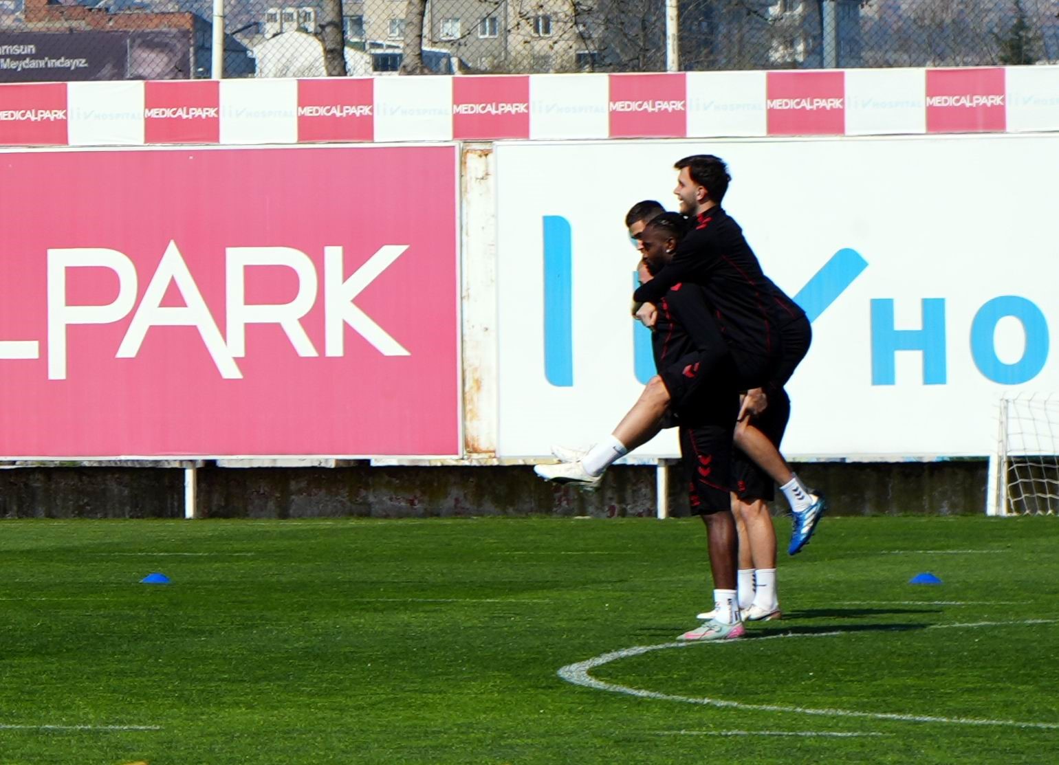 Thorsten Fink: "Ligi kaçıncı sırada bitireceğimiz, başarısız olduğumuz anlamına gelmez"
Thorsten Fink: "Ligi kaçıncı sırada bitireceğimiz, başarısız olduğumuz anlamına gelmez"