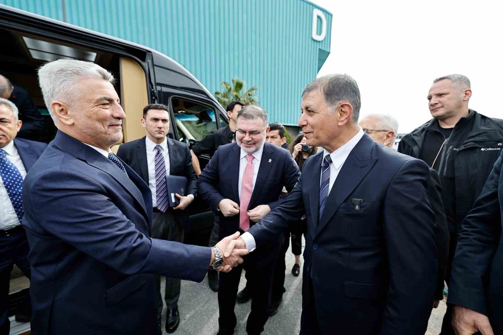 Ticaret Bakanı Ömer Bolat: "İşlenmiş ürün ihracatında yüzde 65’lik hacmi teknoloji ile yüzde 90’lara çıkaracağız"
Ticaret Bakanı Ömer Bolat: "İşlenmiş ürün ihracatında yüzde 65’lik hacmi teknoloji ile yüzde 90’lara çıkaracağız"