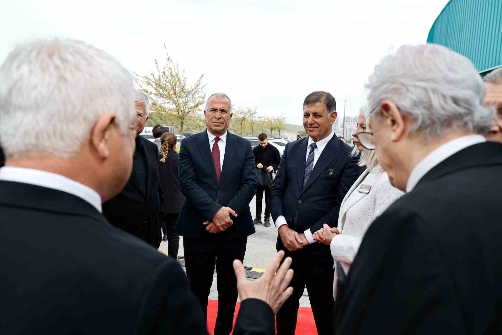 Ticaret Bakanı Ömer Bolat: "İşlenmiş ürün ihracatında yüzde 65’lik hacmi teknoloji ile yüzde 90’lara çıkaracağız"
Ticaret Bakanı Ömer Bolat: "İşlenmiş ürün ihracatında yüzde 65’lik hacmi teknoloji ile yüzde 90’lara çıkaracağız"